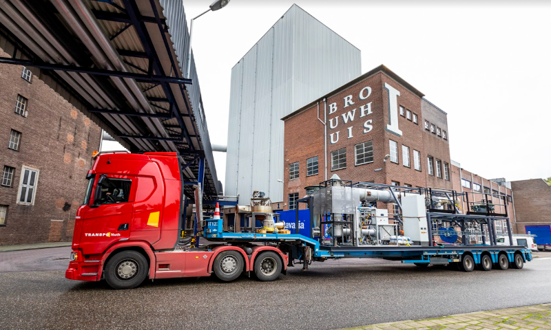 Vrachtwagen met IJzerpoeder verbrandingsinstallatie bij Bavaria brouwerij